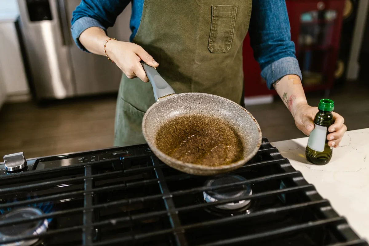 seasoning ceramic pan oil