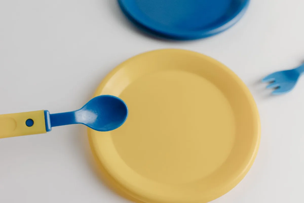 can plastic plates be microwaved