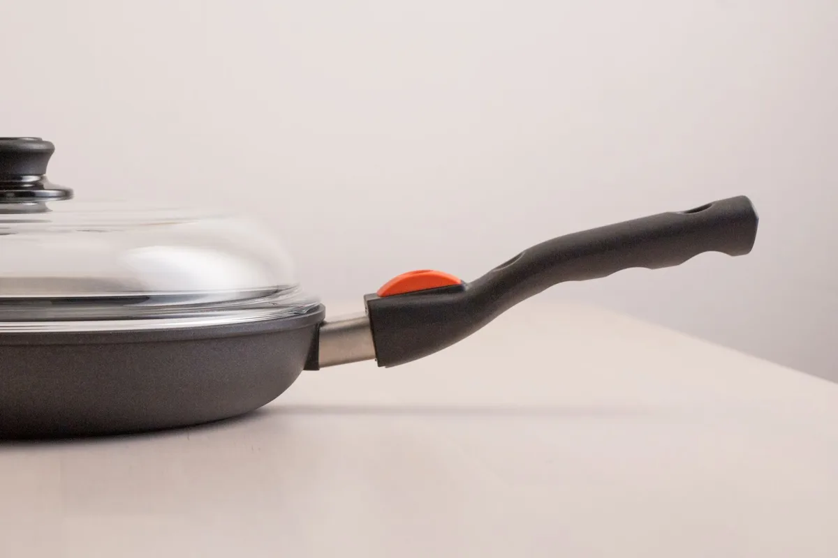 how to clean burnt teflon pan