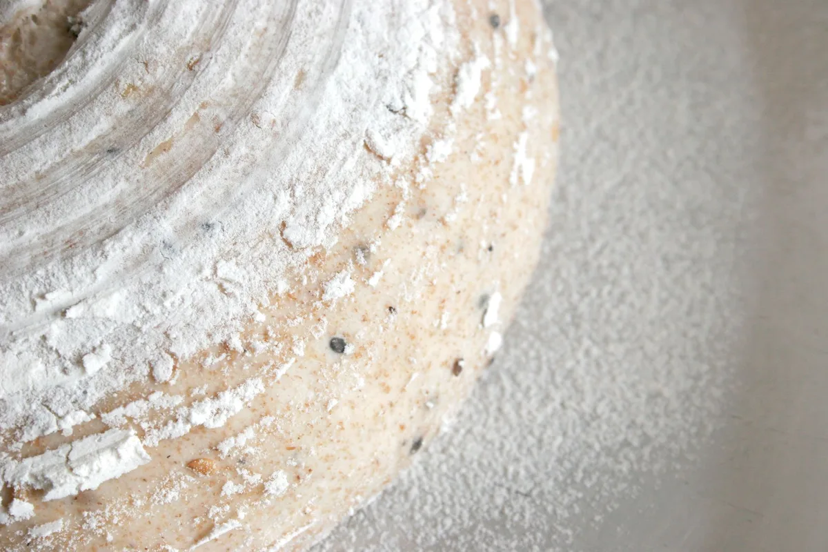 How to flour a pan