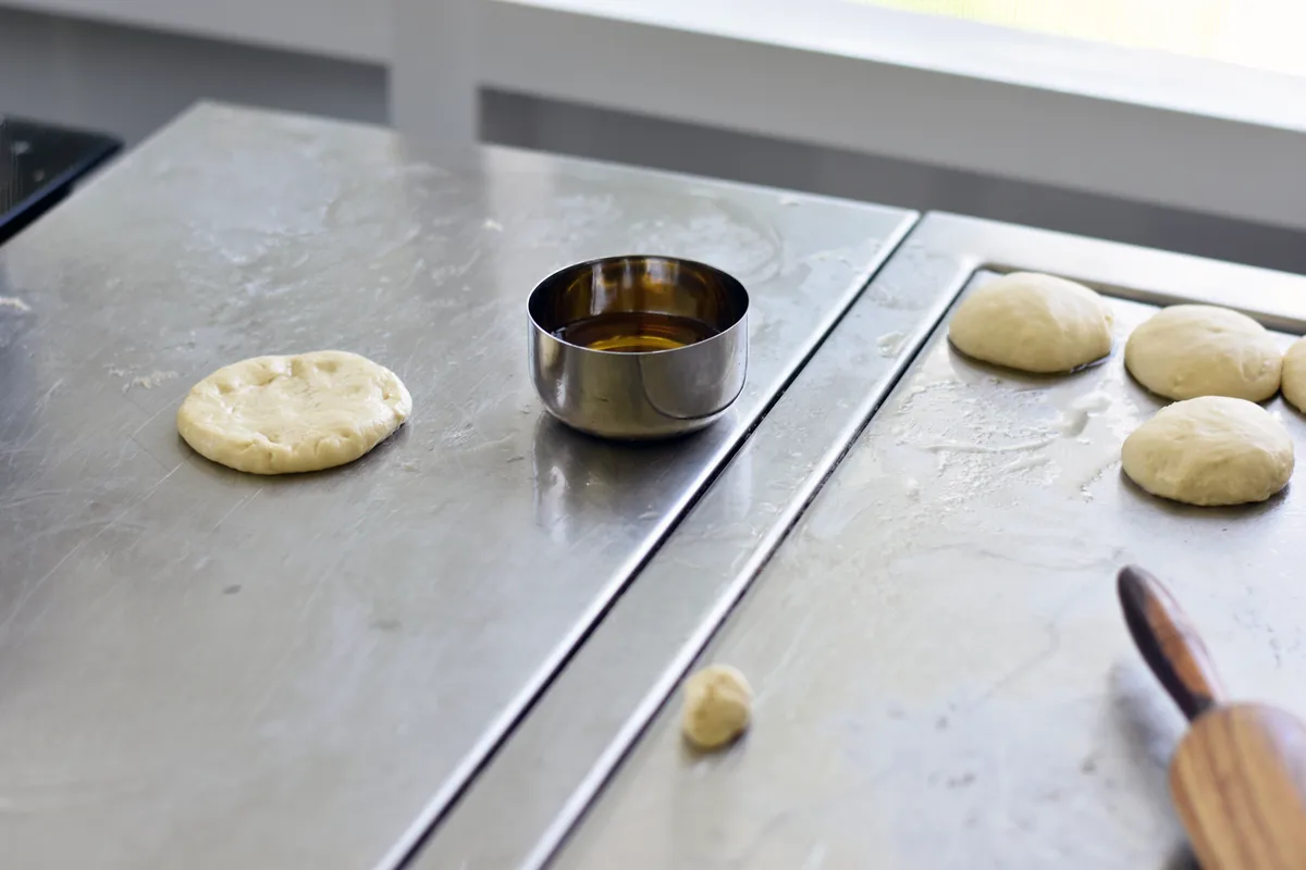 how to season stainless steel pan