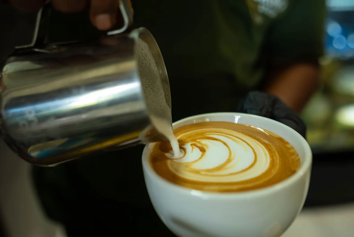 latte art pouring technique